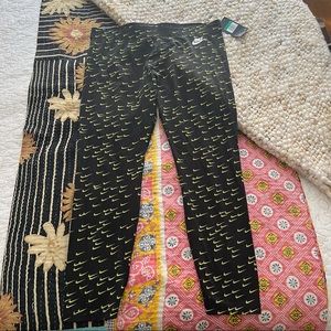 Nike Swoosh Print Leggings Size XL